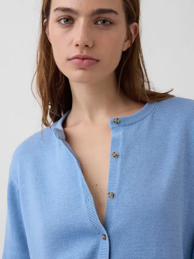 Cardigan corto dalla vestibilità comoda in 100% cotone