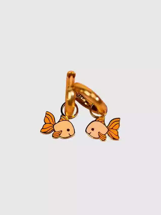 Ciondoli a forma di pesciolino d’oro con fori per orecchini Huggie
