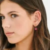 Ciondolo a forma di fiore rosa shocking di Pierced Co per orecchini Huggie