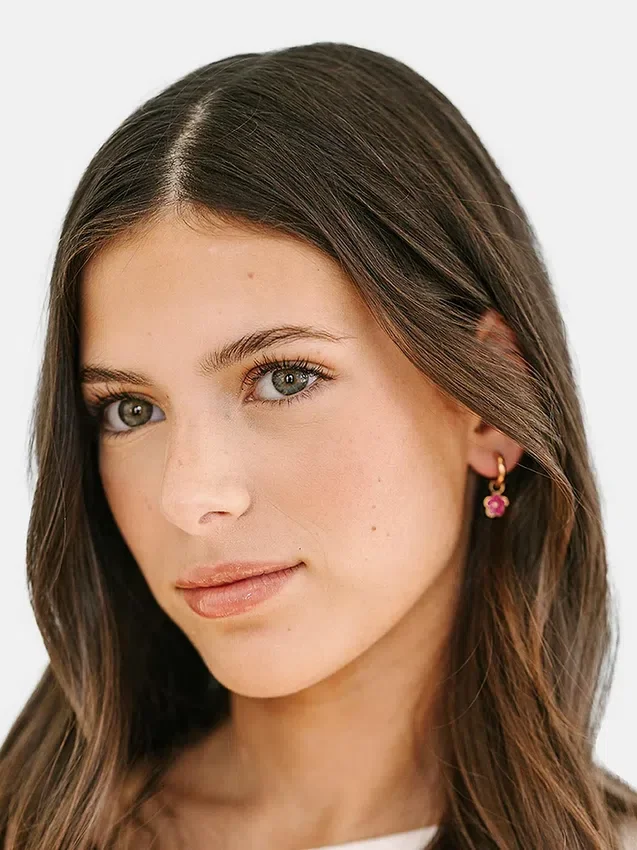 Ciondolo a forma di fiore rosa shocking di Pierced Co per orecchini Huggie