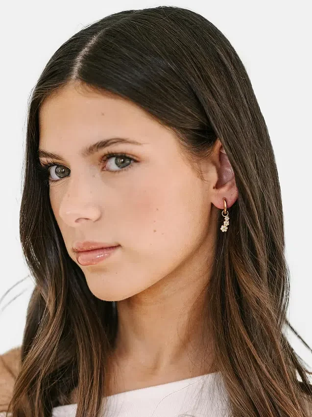 Ciondolo margherita di Pierced Co per orecchini Huggie