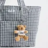 Ciondolo per borsa a forma di T-shirt con orsetto Brannan