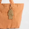 Ciondolo per borsa a forma di trench