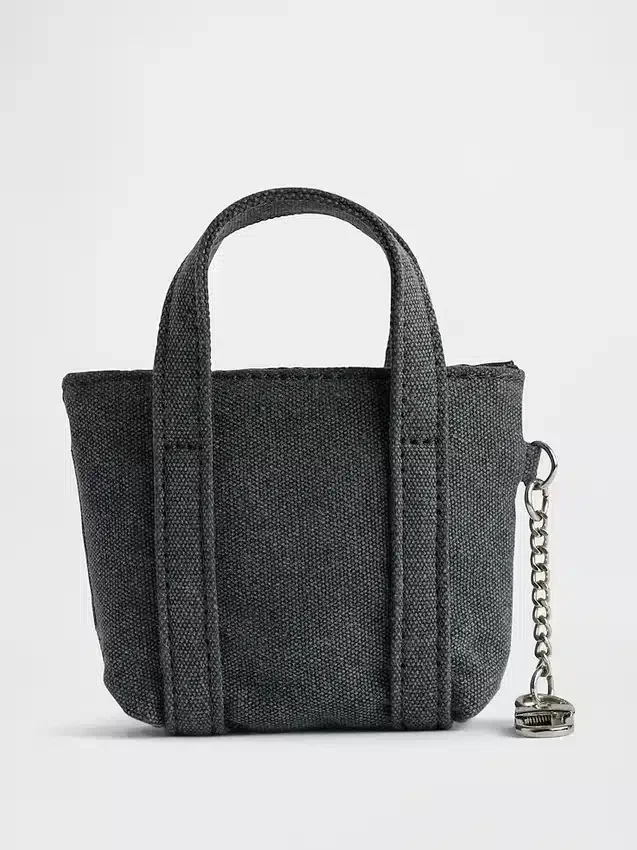 Ciondolo per borsa tote con logo