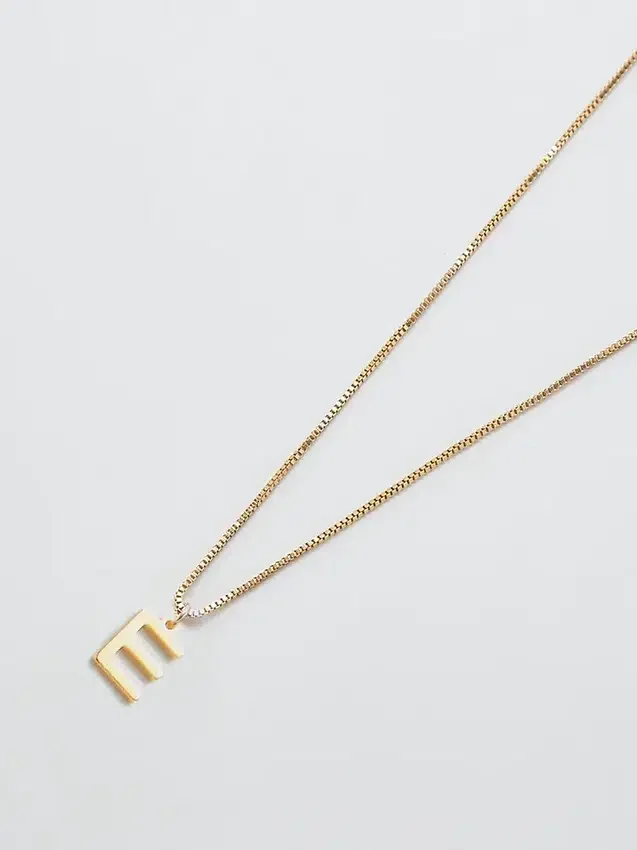 Collana Admiral Row con iniziale delicata in oro