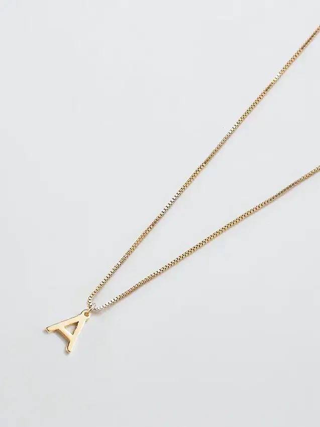 Collana Admiral Row con iniziale delicata in oro