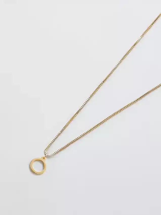 Collana Admiral Row con iniziale delicata in oro