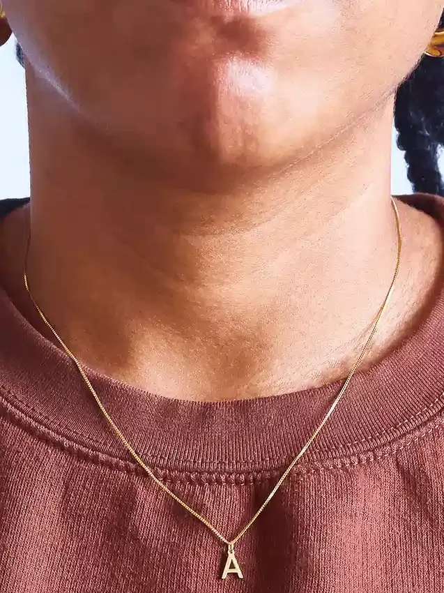 Collana Admiral Row con iniziale delicata in oro