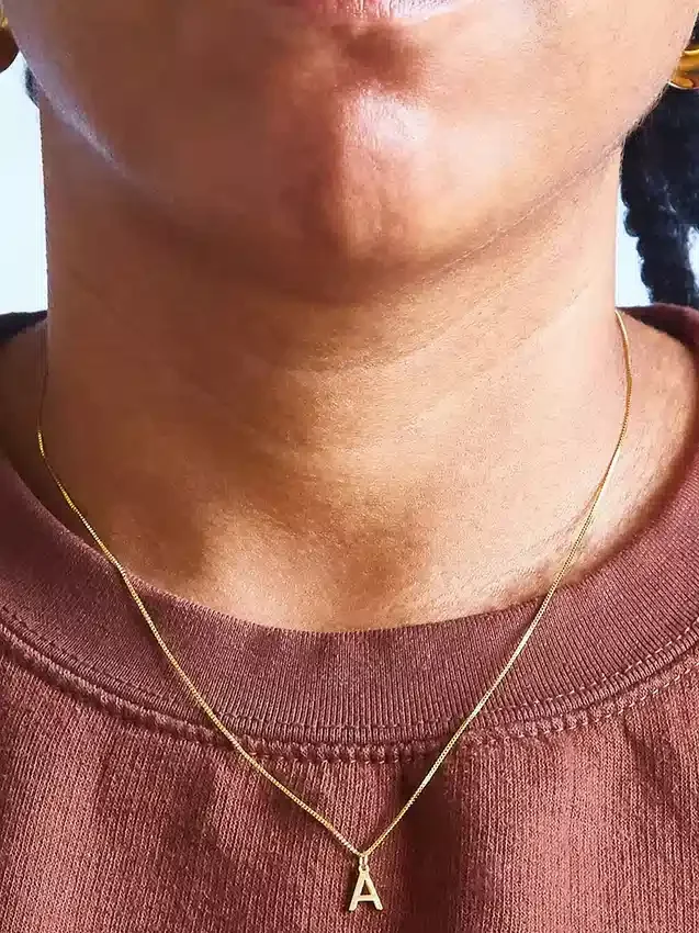 Collana con iniziale delicata in oro Admiral Row