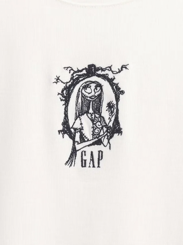 GAP × Disney "The Nightmare Before Christmas" di Tim Burton: T-shirt moderna dal taglio ristretto