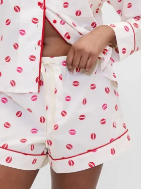 Gap × Summer Fridays Pantaloncini da pigiama in popeline con stampa “Kiss”