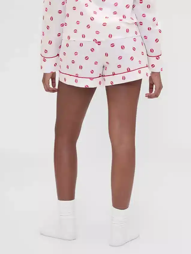 Gap × Summer Fridays Pantaloncini da pigiama in popeline con stampa "Kiss"