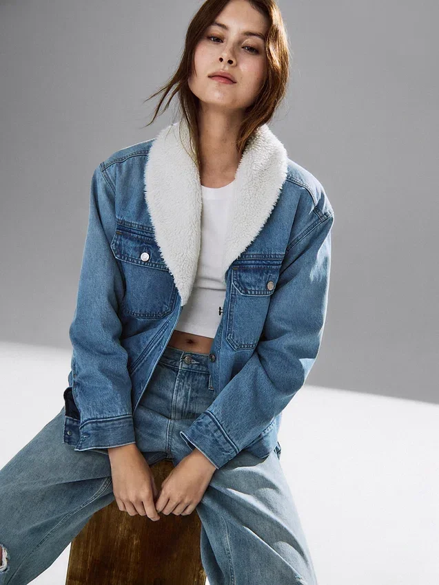Giacca in denim con collo a scialle e fodera in sherpa
