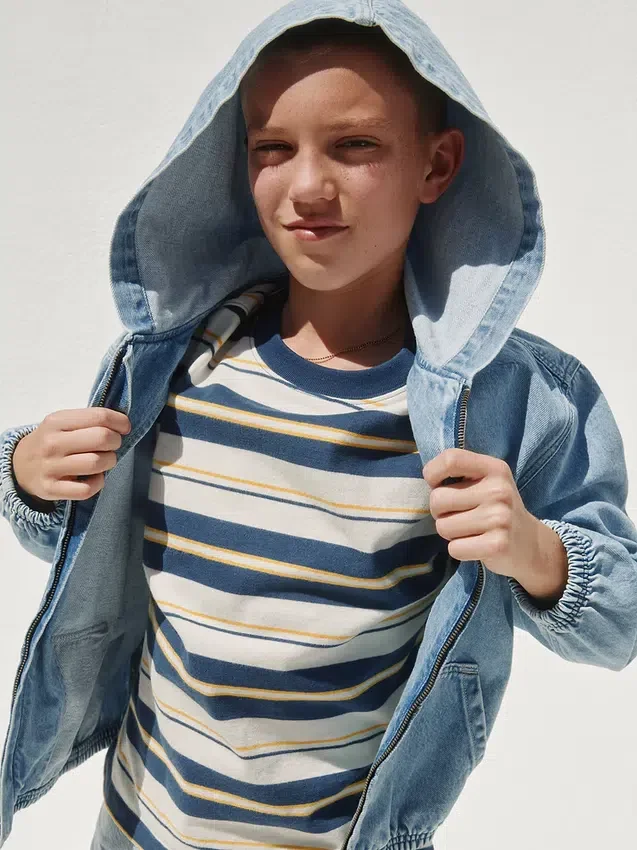 Giacca in denim da bambino con cappuccio e vestibilità comoda