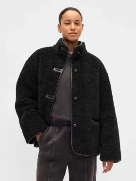 Giacca in sherpa riciclato con rifiniture in pelle vegana