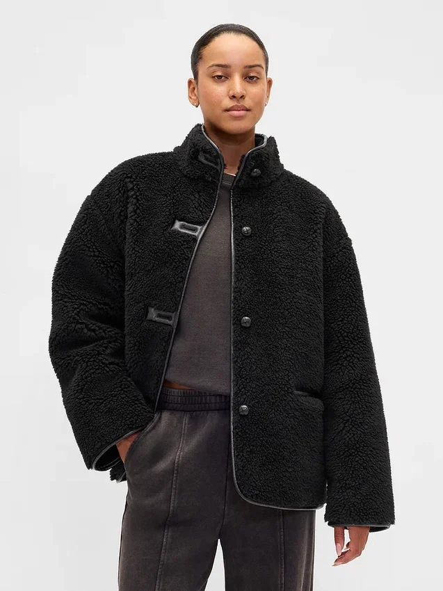 Giacca in sherpa riciclato con rifiniture in pelle vegana