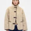 Giacca in sherpa riciclato con rifiniture in pelle vegana