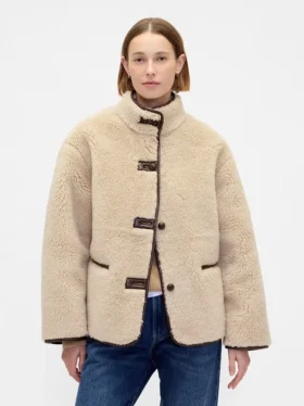 Giacca in sherpa riciclato con rifiniture in pelle vegana
