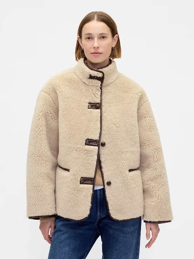 Giacca in sherpa riciclato con rifiniture in pelle vegana