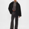 Giacca in sherpa riciclato con rifiniture in pelle vegana