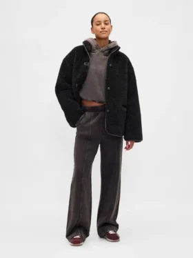 Giacca in sherpa riciclato con rifiniture in pelle vegana