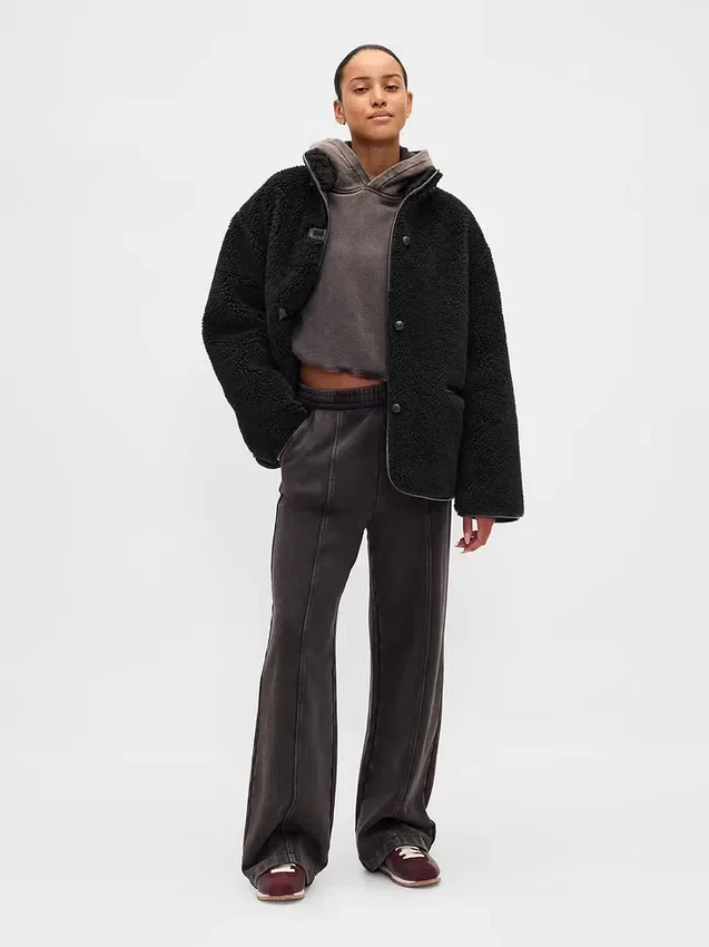 Giacca in sherpa riciclato con rifiniture in pelle vegana