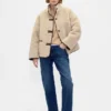Giacca in sherpa riciclato con rifiniture in pelle vegana