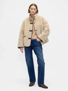 Giacca in sherpa riciclato con rifiniture in pelle vegana