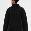 Giacca in sherpa riciclato con rifiniture in pelle vegana