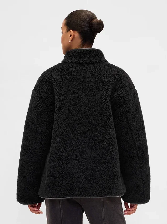 Giacca in sherpa riciclato con rifiniture in pelle vegana