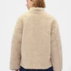 Giacca in sherpa riciclato con rifiniture in pelle vegana