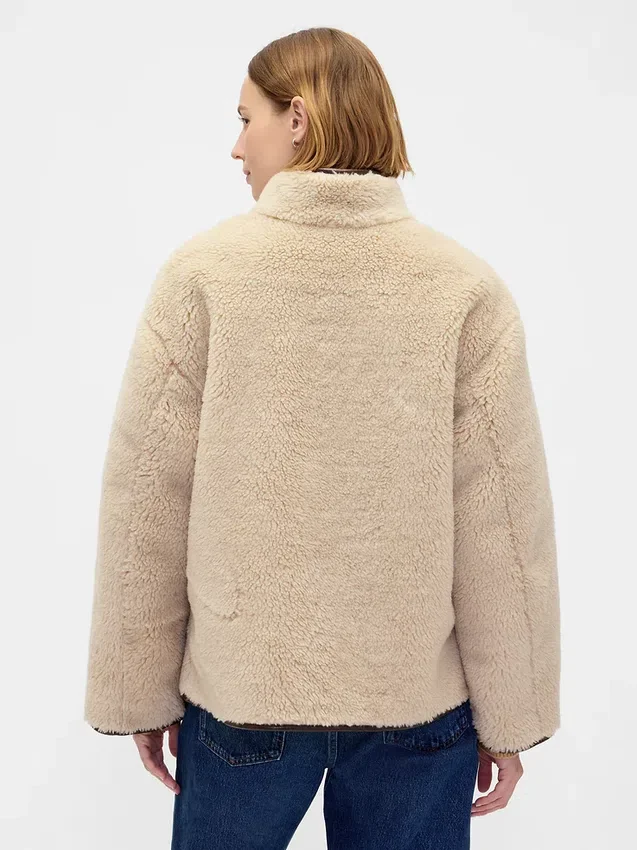 Giacca in sherpa riciclato con rifiniture in pelle vegana