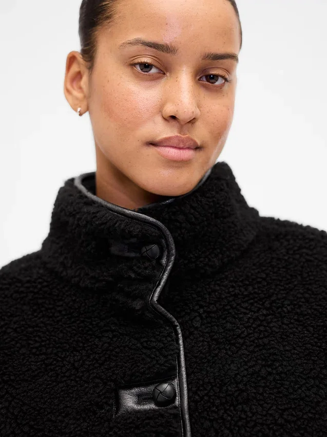 Giacca in sherpa riciclato con rifiniture in pelle vegana