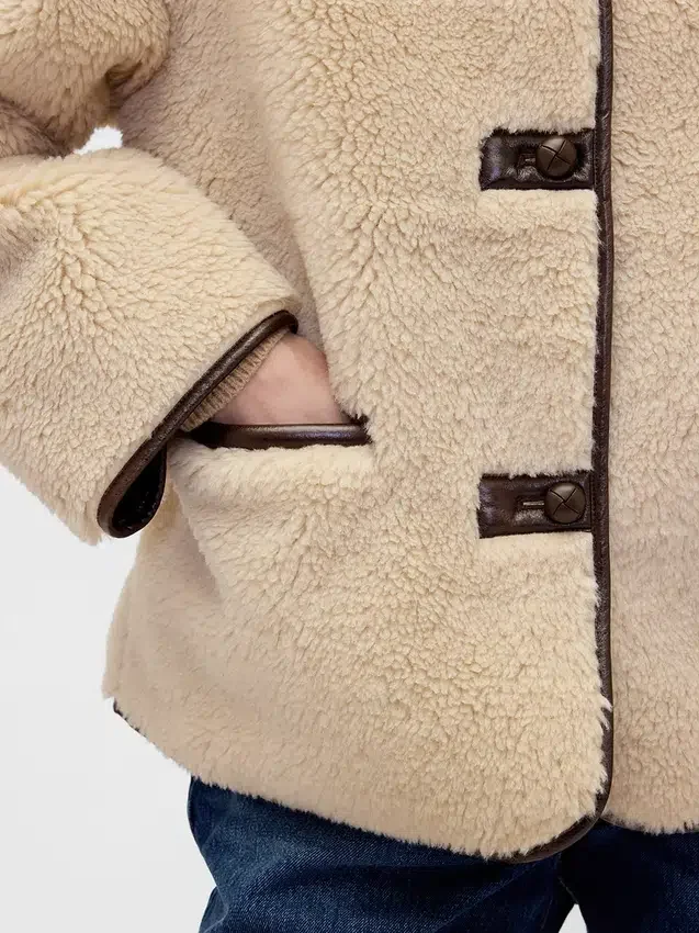 Giacca in sherpa riciclato con rifiniture in pelle vegana
