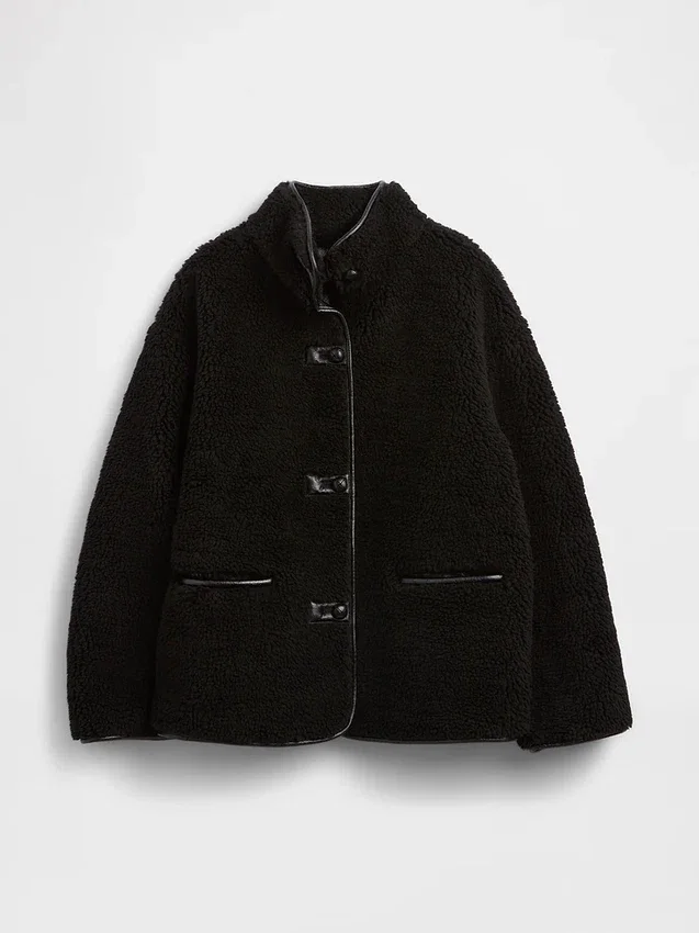 Giacca in sherpa riciclato con rifiniture in pelle vegana