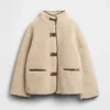 Giacca in sherpa riciclato con rifiniture in pelle vegana