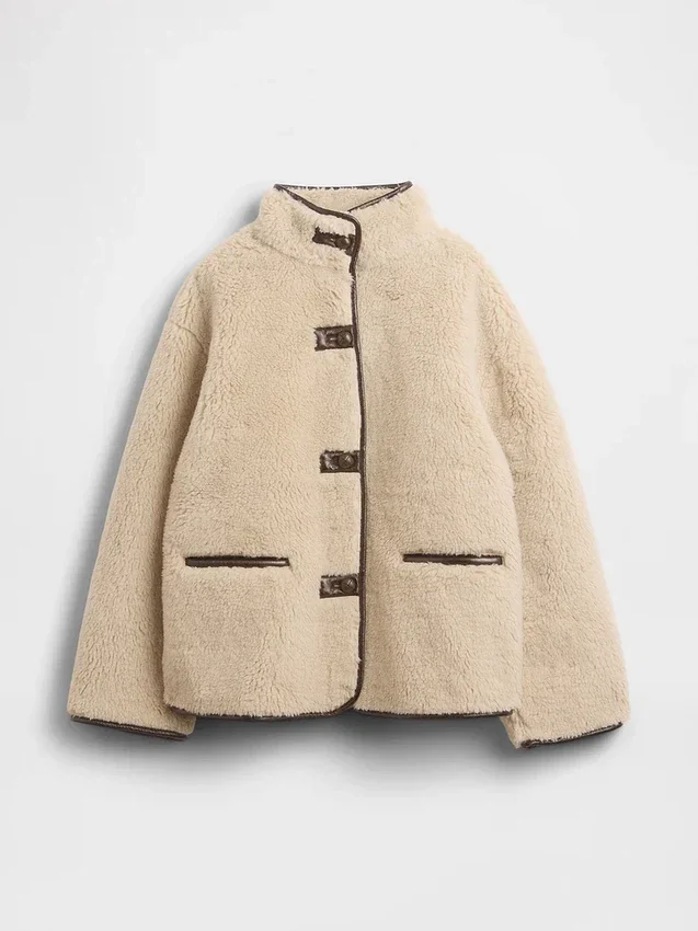 Giacca in sherpa riciclato con rifiniture in pelle vegana