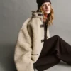 Giacca in sherpa riciclato con rifiniture in pelle vegana