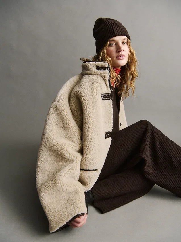 Giacca in sherpa riciclato con rifiniture in pelle vegana