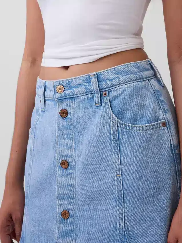 Gonna lunga in denim con cuciture e abbottonatura frontale