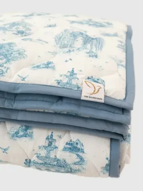 Il tappetino da gioco trapuntato “Gilded Bird Spring Toile”