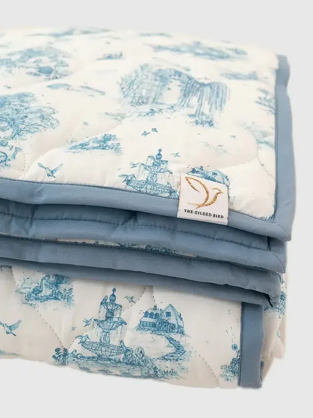 Il tappetino da gioco trapuntato “Gilded Bird Spring Toile”