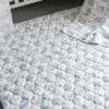 Il tappetino da gioco trapuntato “Gilded Bird Spring Toile”