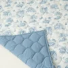 Il tappetino da gioco trapuntato “Gilded Bird Spring Toile”