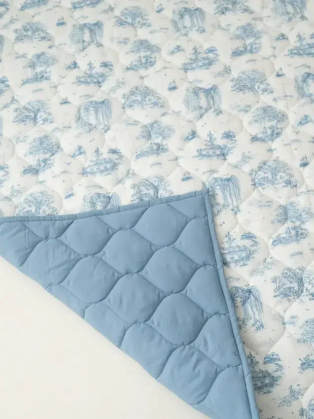 Il tappetino da gioco trapuntato “Gilded Bird Spring Toile”