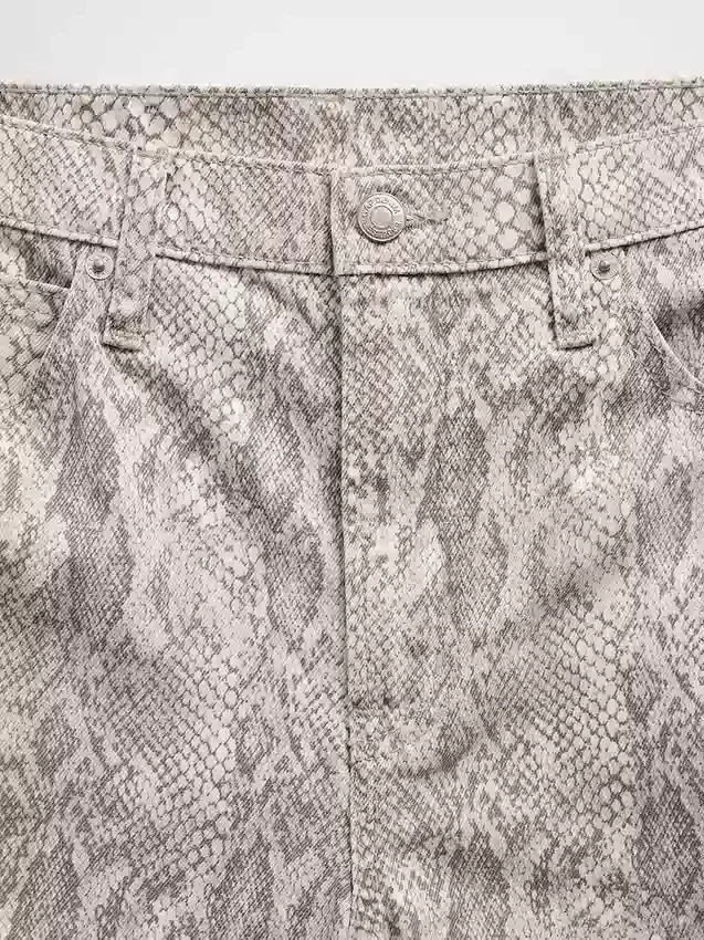 Jeans a gamba larga a vita alta con stampa serpente