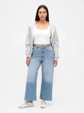 Jeans a gamba larga e caviglia, con vita alta e linea sinuosa