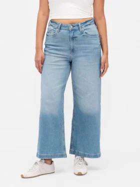 Jeans a gamba larga e caviglia, con vita alta e linea sinuosa
