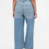 Jeans a gamba larga e caviglia, con vita alta e linea sinuosa