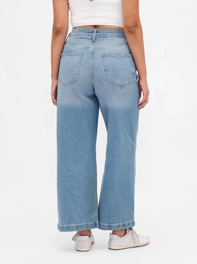 Jeans a gamba larga e caviglia, con vita alta e linea sinuosa